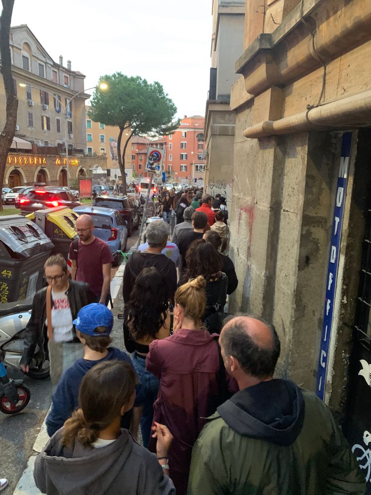 Lunga coda di persone per entrare al Palladium