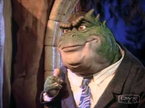 Earl Sinclair trägt Snzug und guckt ernst, durch die schräge Ansicht wird das Doppelkinn deutlich.