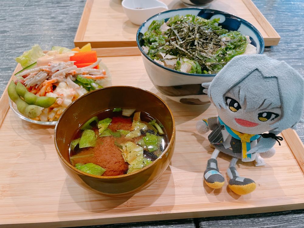 ねぎ塩豚丼セットのトレーの写真　牙崎漣のぬいぐるみが添えてある