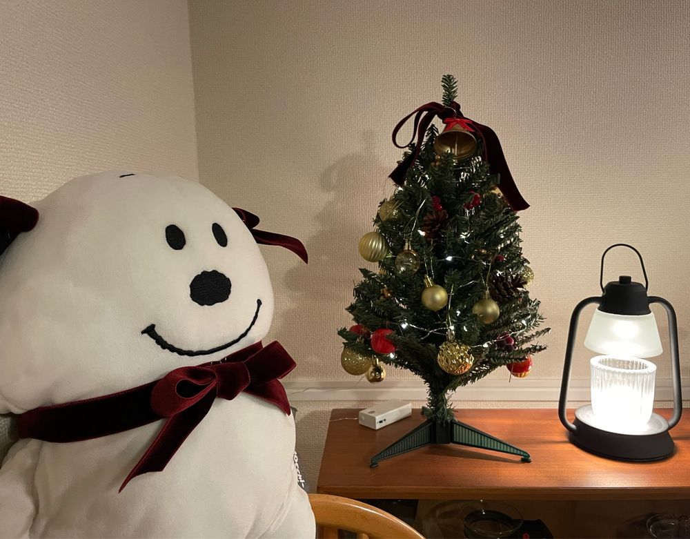 小さいクリスマスツリーとおめかししたスヌーピー風ぬいぐるみ