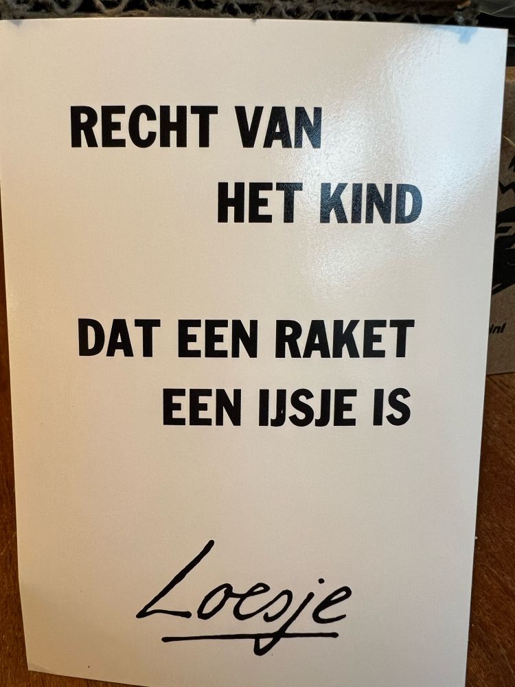 Poster van Loesje: 
Recht van het kind. 
Dat een raket een ijsje is. 