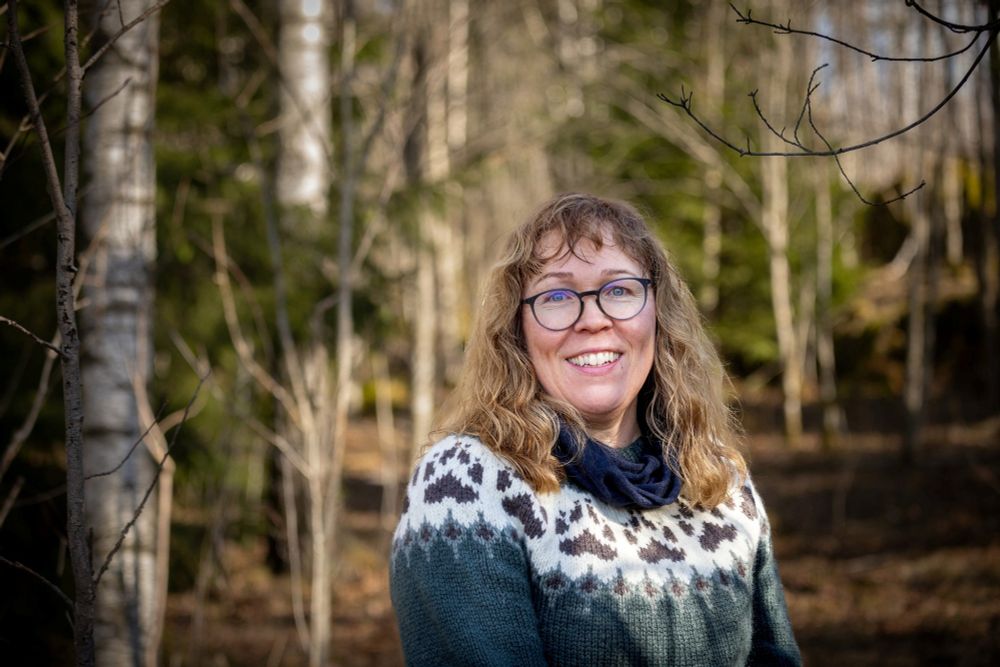 Bilde av NMBU-professor Katrine Eldegard i en skog