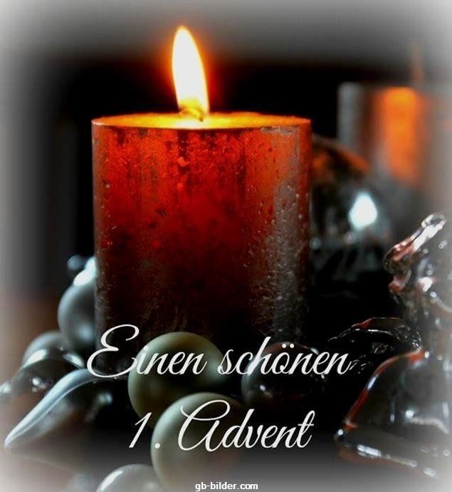 dunkelrote brennende Kerze in einem dunkelgrünen Kranz aus Kugeln