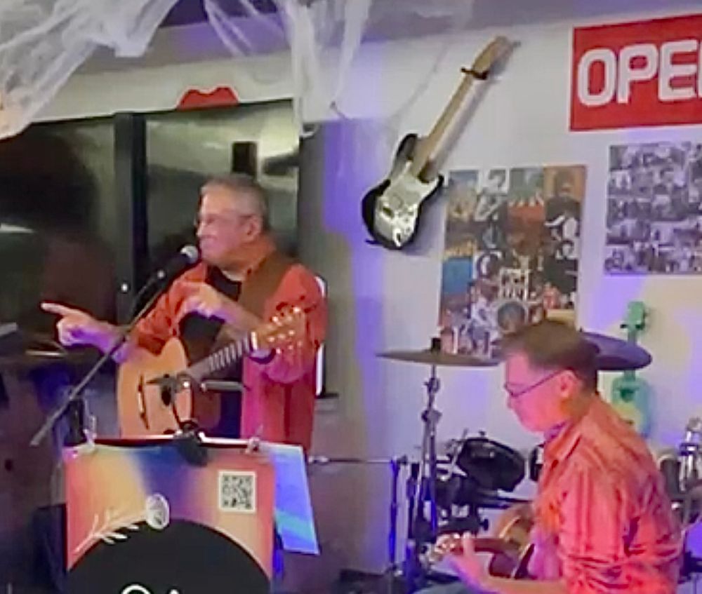 Scène ouverte avec mon pote au uke et moi guitare et chant