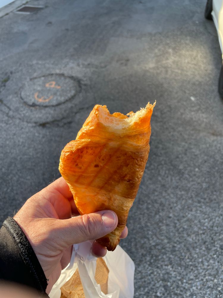 Croissant entamé sur la route à pied