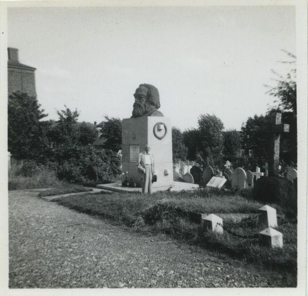 W. E. B. Du Bois devant la tombe de Karl Marx. 