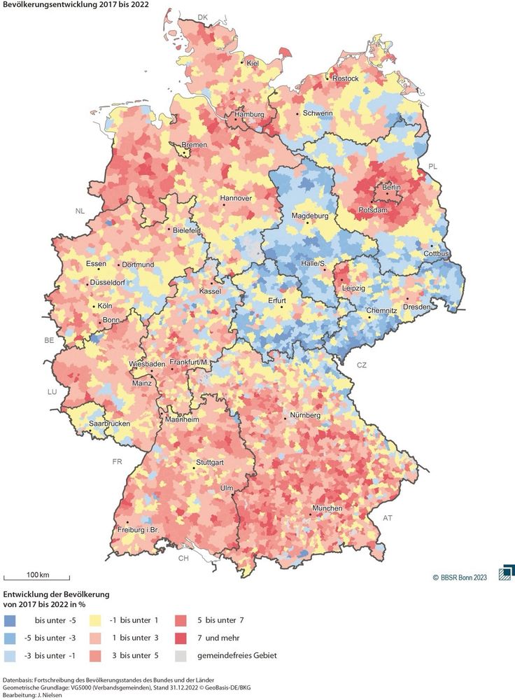 Eine Deutschlandkarte auf der farblich die Bevölkerungsentwicklung gekennzeichnet ist. Hellblau steht für Verluste und die neuen Länder sind gefährlich hellblau. Politisches Blau würde diesen Trend noch beschleunigen.