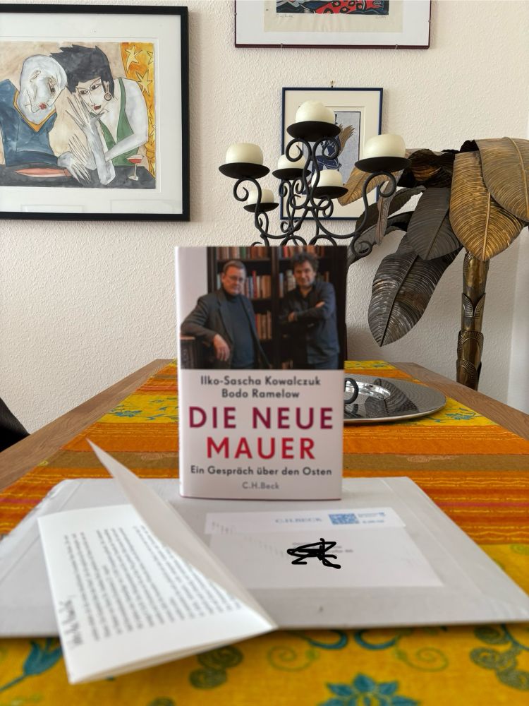 Auf unserem Wohnzimmertisch liegt das neue Buch, samt Briefumschlag und Begleitbrief von https://www.chbeck.de/kowalczuk-ramelow-gespraech-ueber-osten/product/38903662
