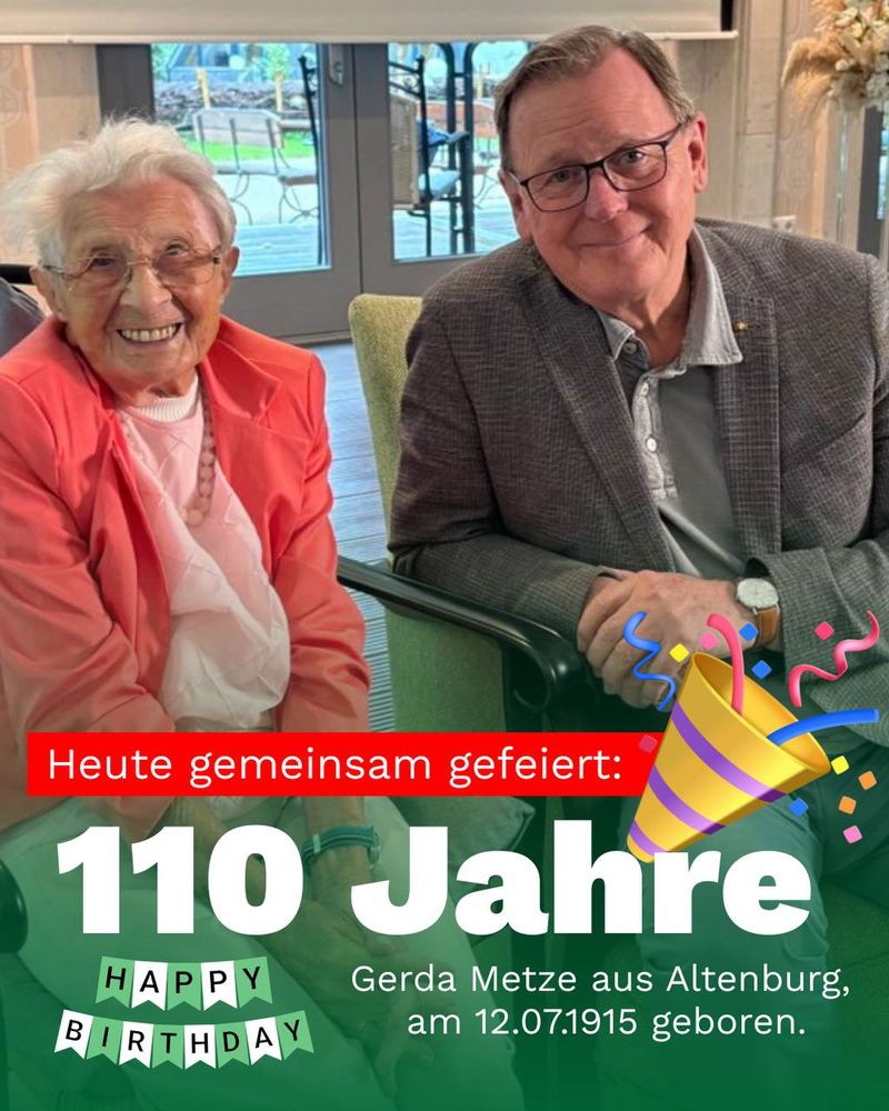 Bodo Ramelow sitzt fröhlich neben mit Gerda Metze, beide feiern zusammen ihren 100. Geburtstag.
