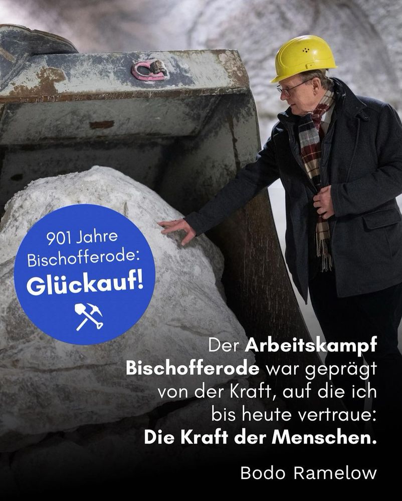 Ich stehe im Kalibergwerk vor einem Radlader und in der Schaufel ist ein riesen Stein von Kalisalz. 