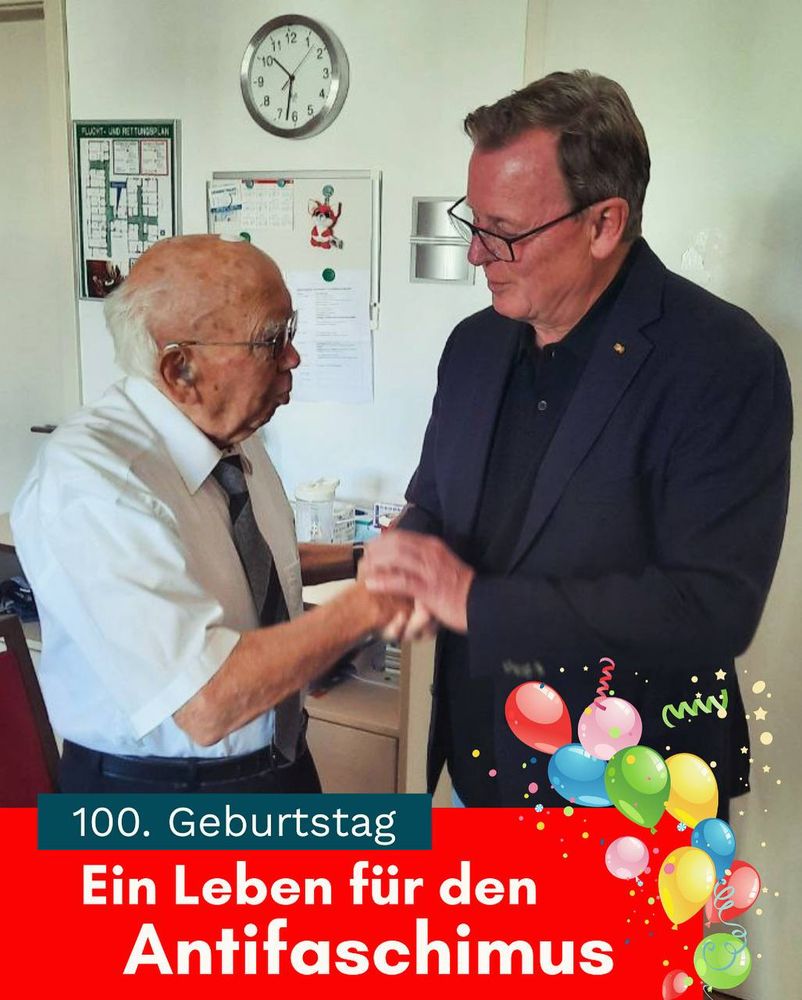 Bodo Ramelow hält während des Gratulierens die Hände von Karl-Heinz Voigt.
