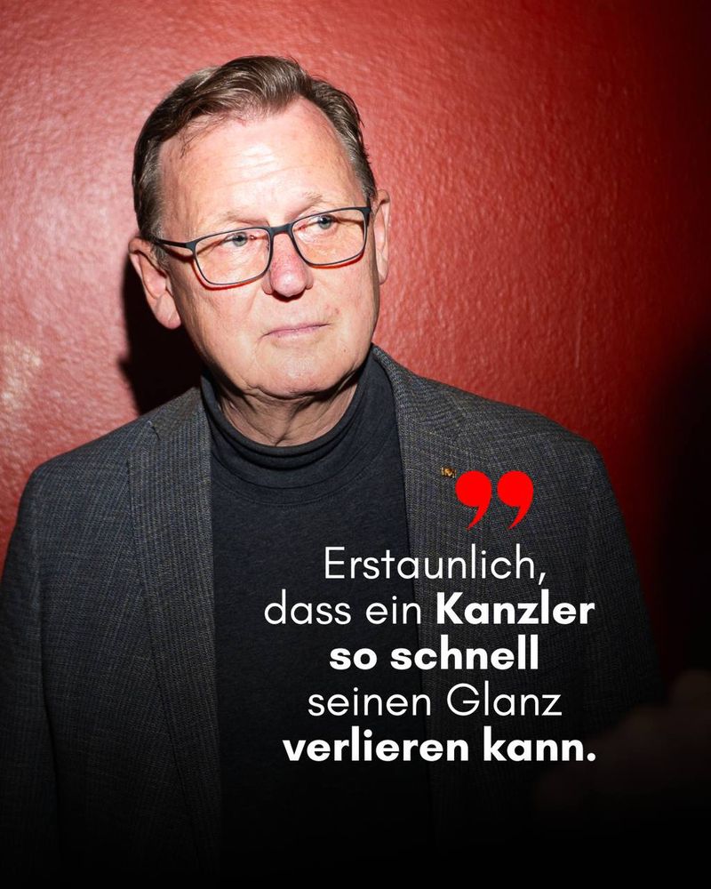 Bodo Ramelow vor einer roten Wand mit nachdenklichem Blick und der Aussage: "Erstaunlich, dass ein Kanzler so schnell seinen Glanz verlieren kann."