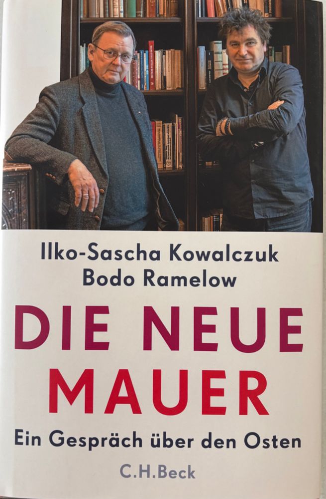 Die Vorderseite des neuen Buches mit einem Foto von Ilko-Sascha Kowalczuk und mir.  Titel: „Die Neue Mauer“ Untertitel : „Ein Gespräch über den Osten“ C.H.Beck
