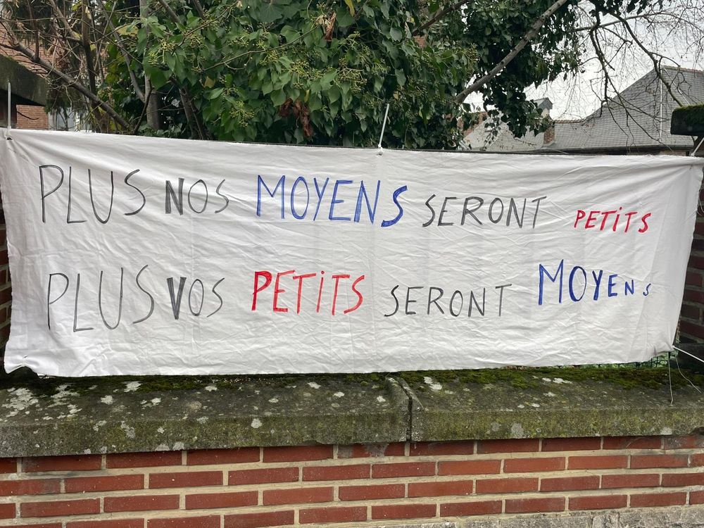 Banderolle mise en place ce matin : Plus nos moyens seront petits, plus vos petits seront moyens. 