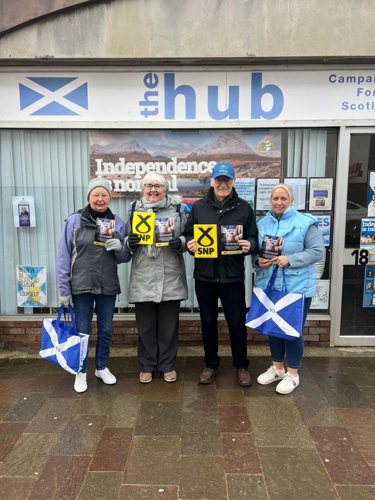 SNP members in Hamilton,Scotland out campaigning. It’s rainy but we’re determined! 