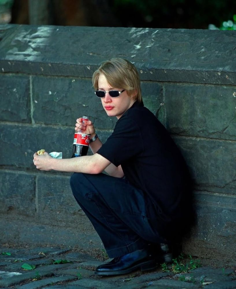 macaulay culkin squatting on fifth ave to eat a hot dog