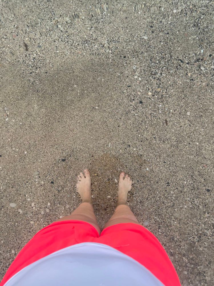 Photo de mes pieds dans l’eau parfaitement transparente. 