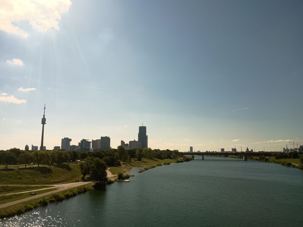 Blick auf die Donau und UNO City Wien.