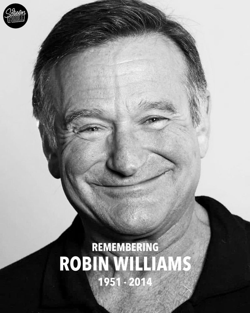 Ein schwarz-weißes Foto frontal von Robin Williams Kopf bis kurz unterhalb des Halses. Er lächelt in die Kamera. Mit weißer Schrift der Texte "REMEMBERING ROBIN WILLIAMS 1951 - 2014". 