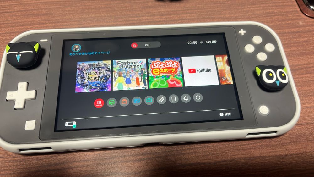 シャオヘイ(黒猫のキャラクター)のスティックカバーを付けたSwitchライトの表面