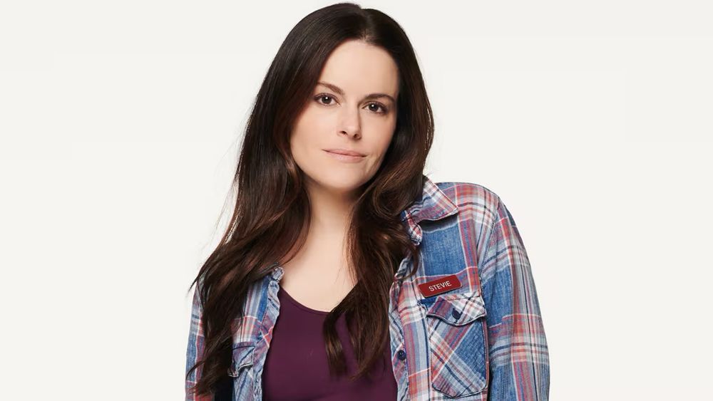 Emily Hampshire dans le rôle de Stevie Budd dans la série Schitt’s creek