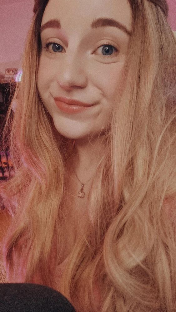 Selfie mit blonder Perücke