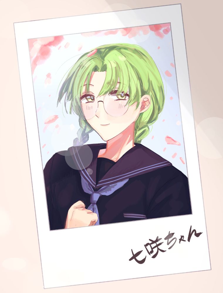 (ข้อความหลังกระดาษ)
นานะจัง ถึงเราจะไม่ได้คุยกันมาก แต่ฉันก็เห็นเธออยู่เสมอ เธอเป็นเด็กดีล่ะมั้ง...? ถ้าเทียบกับพวกเด็กแสบที่ฉันเคยเห็นมาน่ะนะ
พวกเราไม่ได้คุยกันขนาดนั้น แต่ฉันคิดว่าเธอกับฉัน อาจจะคล้ายๆกันมากกว่าที่คิดล่ะมั้ง? ไม่กล้าพูดว่าเข้าใจหรอก แต่ฉันก็คิดว่าเธอเองก็สามารถผลิบานเป็นดอกไม้ที่งดงามได้เช่นกัน
อีกแค่ไม่กี่เดือนเธอก็จะเป็นรุ่นพี่ปี3 อีกแค่หนึ่งปีเธอก็จะเรียนจบ
ใช้ชีวิตให้คุ้มค่าล่ะ