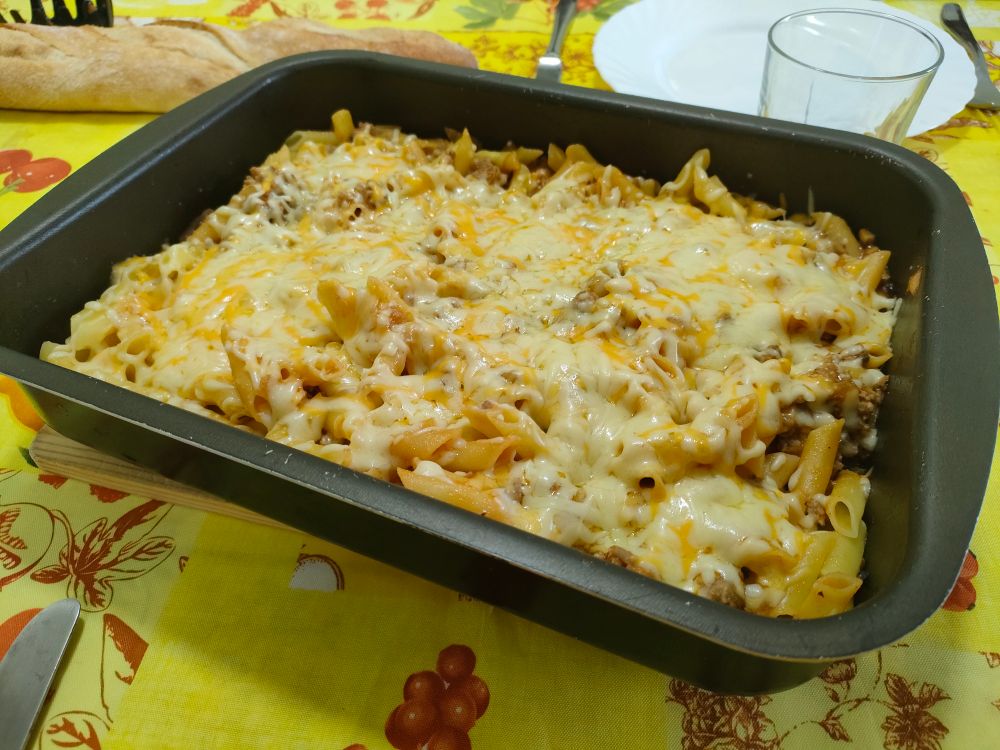 Foto de una bandeja de horno con macarrones con queso gratinado 