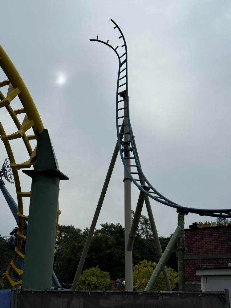 Achterbahnschienen führen in den Himmel