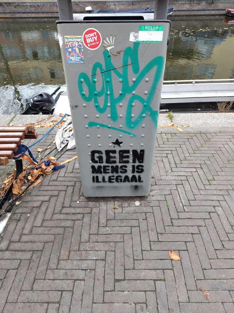 Geen Mens Is Illegaal stencilled op vuilnisbak
