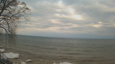 View looking NW from the shore of Lake Ontario in Webster NY. // Image captured at: 2025-12-17 14:19:02 UTC (about 12 min. prior to this post) // Current Temp in Webster: 43.14 F | 6.19 C // Precip: overcast clouds // Wind: W at 19.573 mph | 31.50 kph // Humidity: 67%