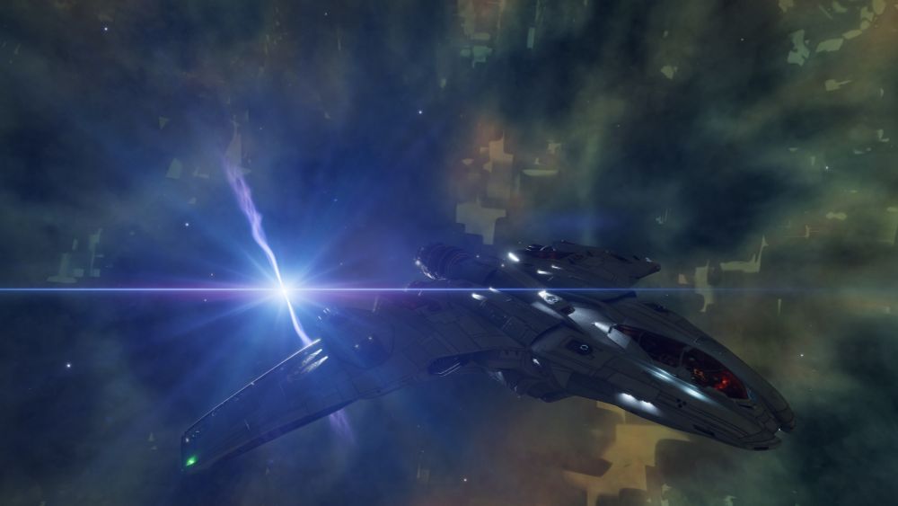 Screen du jeu Elite Dangerous. Le vaisseau d'Alice est en premier plan avec une étoile à neutrons derrière lui. En arrière-plan, la nébuleuse du Crabe est toute pixelisée
