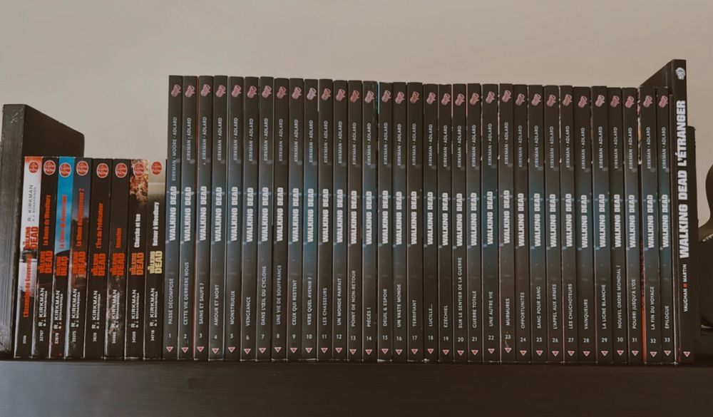 Ma collection Walking Dead:
33 albums bandes dessinées 
2 bandes dessinées hors série 
8 romans 

Il me manque la bande dessinée « Negan » qui est commandé et en cours de livraison.
