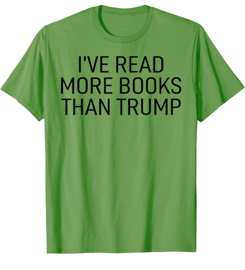 Shirt with following Text: I‘ve read more Books than Trump 