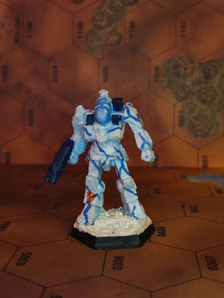 Classic Battlemaster painted in winter camo with yellow griffin decal in his right shin