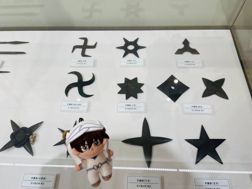 展示されている尼子先生の忍者道具のうち、色々な形の手裏剣