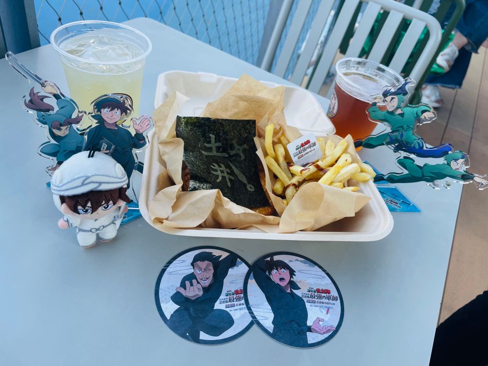 フライドポテトとミートパイのセット。「土井」の名前入り海苔が載っている。