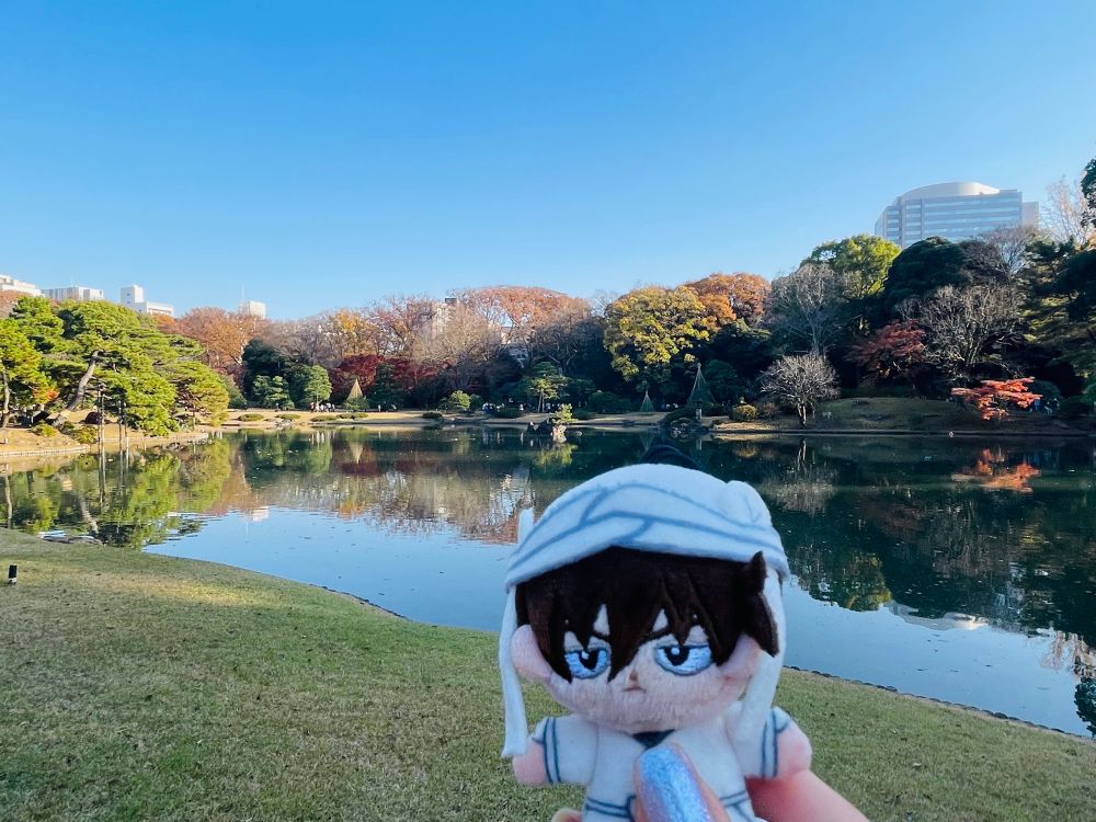 六義園の池をバックにしたほわぬい天鬼チャン