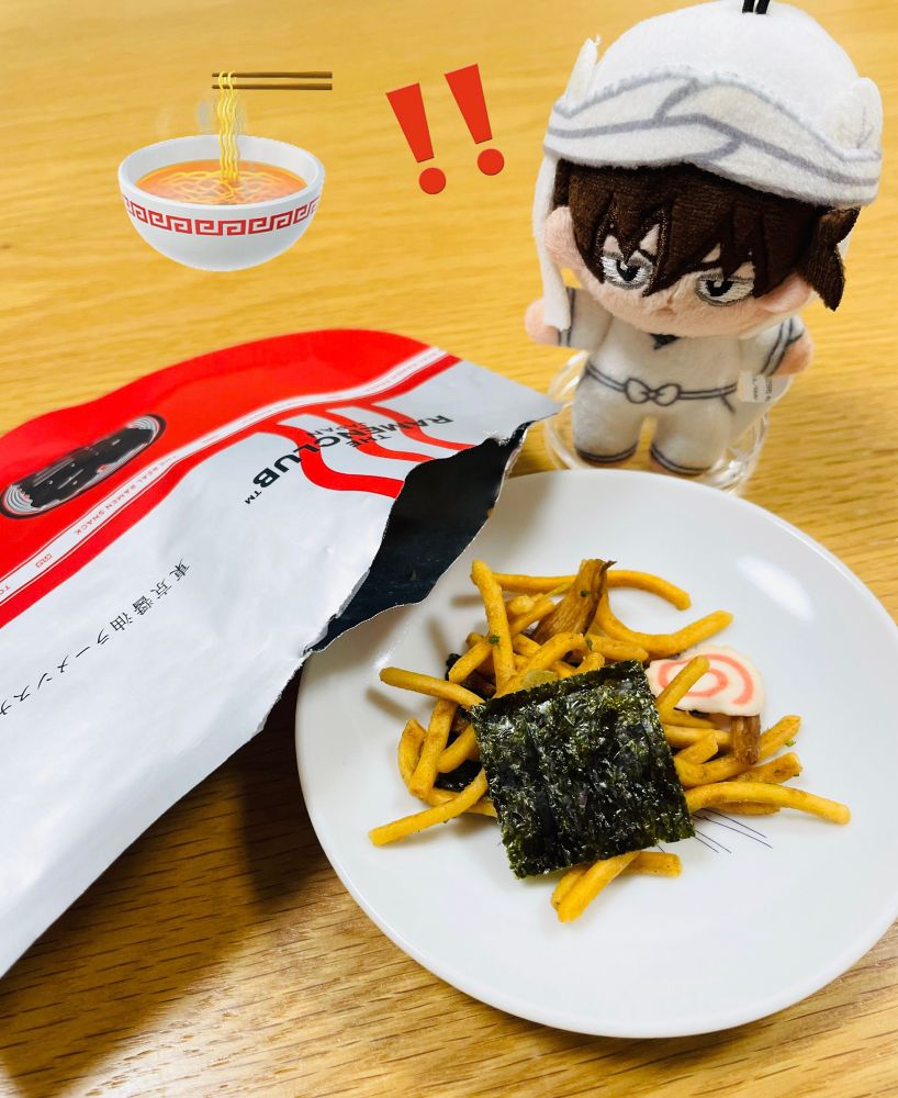 東京醤油ラーメンスナックの袋と、中身が載せられた豆皿。それを見下ろすほわぬい天鬼チャンは、中身がラーメンや具そのものなので驚いている‼︎