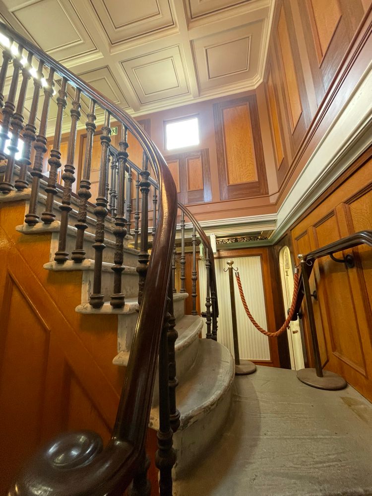 明治丸船内の階段。ゆるくカーブしていてレトロな造り。