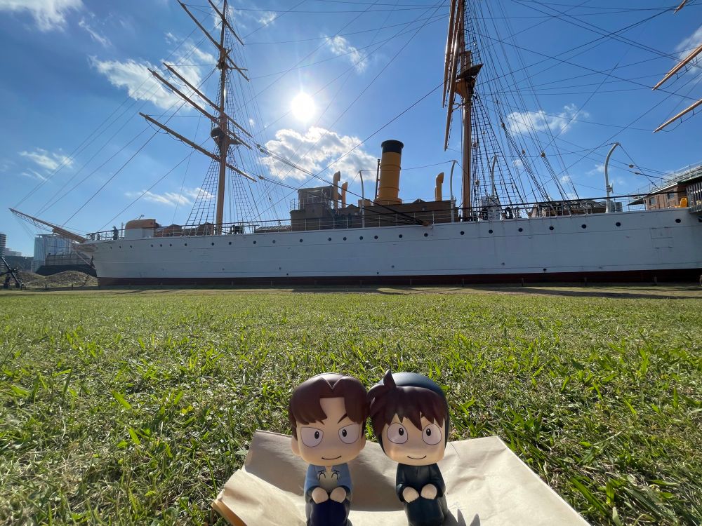 青空の下、明治丸をバックに、るかっぷの利吉さんと土井先生