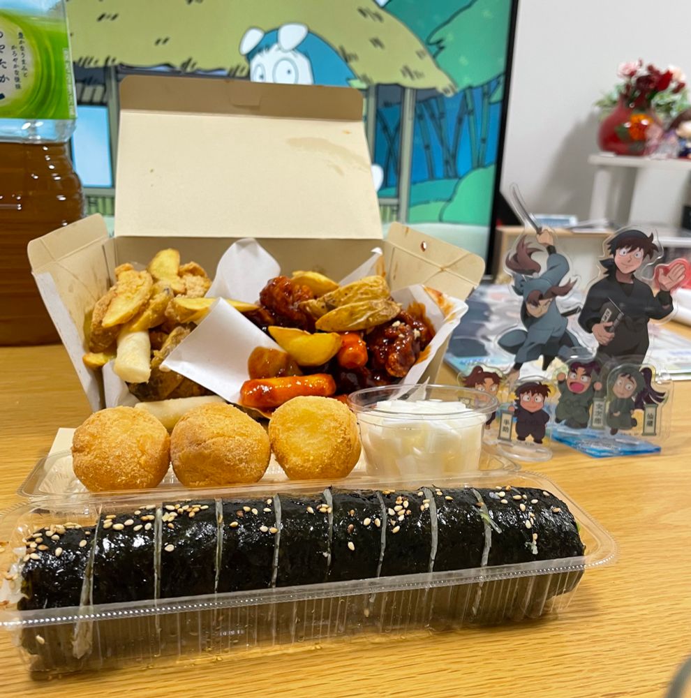 奥にハニーバターチキンとヤンニョムチキン。真ん中にチーズボール。手前にプルコギキンパ。
右側に利吉さんと土井先生、文次郎と仙蔵のアクスタが並んでいる。