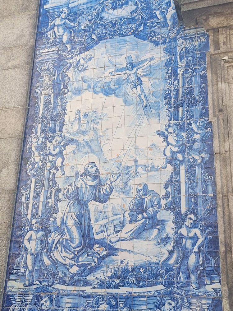 Fachada de la Capilla de las Ánimas, Oporto, Portugal.