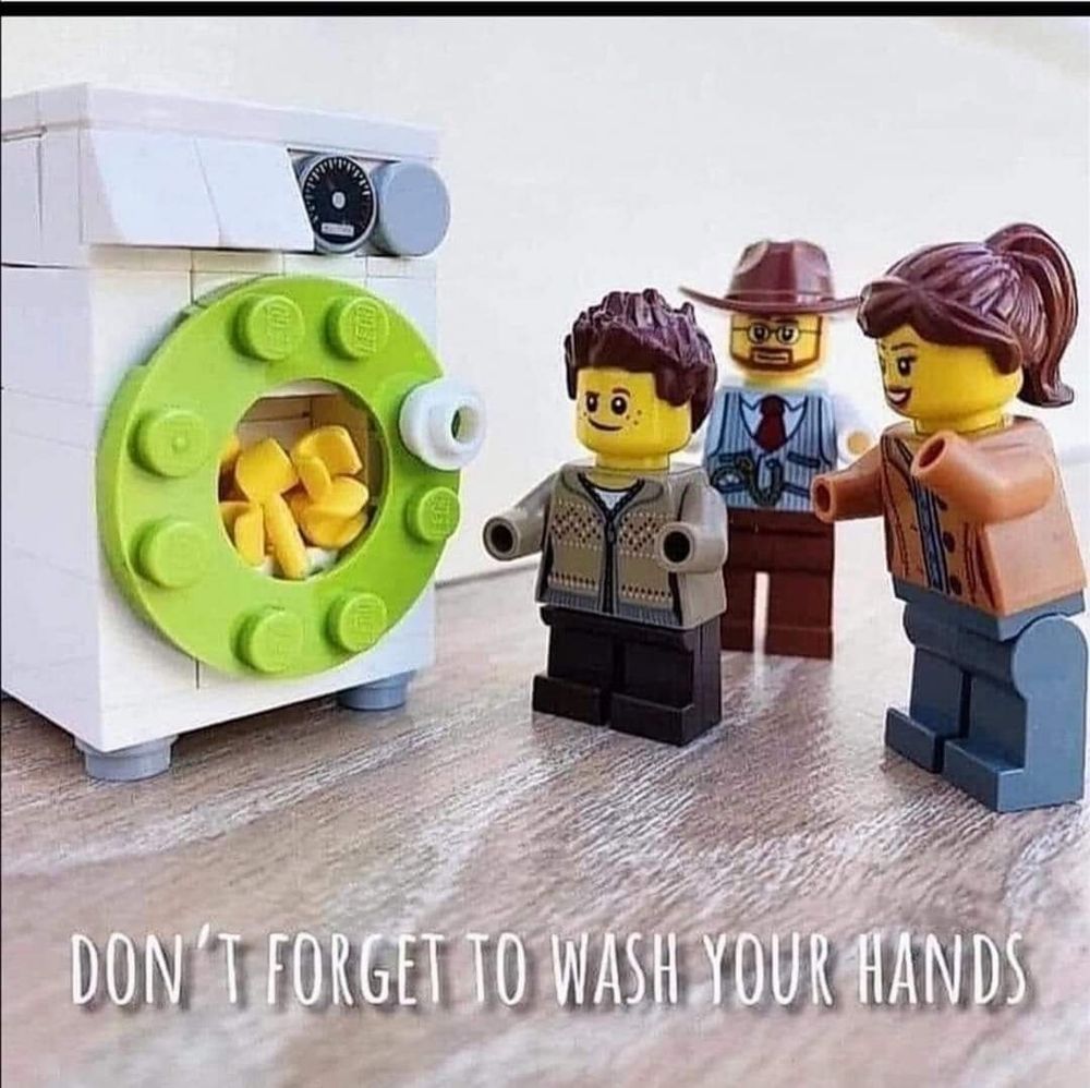 Lego-hahmoja pesemässä käsiä pesukoneessa.