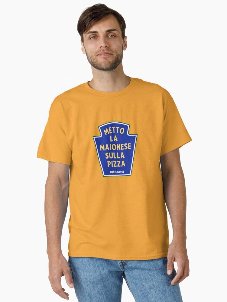 La scritta "Metto la maionese sulla pizza" disegnata come l'eticheta di un barattolo di maionese stampata su una t-shirt colorata, in questo caso gialla ma puoi scegliere.