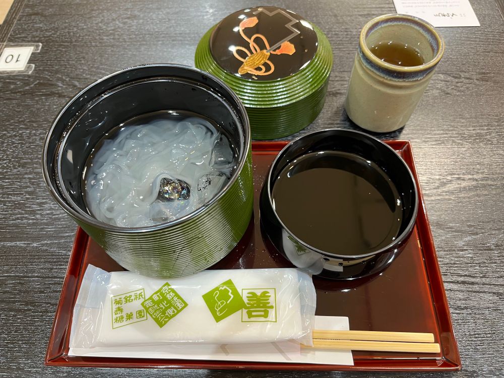 黒蜜につけて食べる氷の入った冷たいくずきり