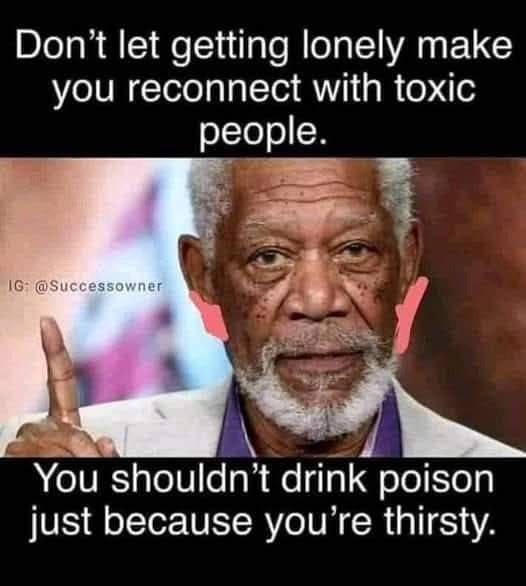 Ein älterer Mann mit grauem Bart hebt seinen Finger neben dem Text: „Lass dich nicht von der Einsamkeit dazu verleiten, wieder Kontakt zu toxischen Menschen aufzunehmen. Du solltest kein Gift trinken, nur weil du durstig bist.“.