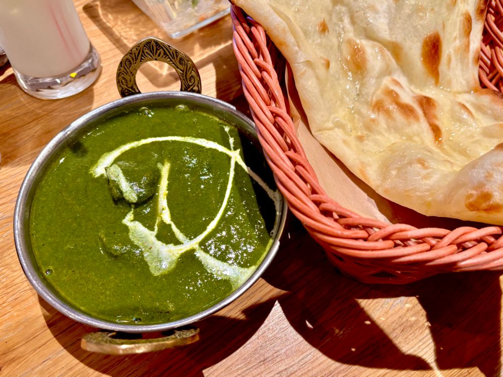 ほうれん草とチキンのカレー
でっかいナン