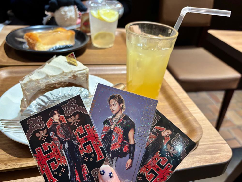 EXILEのなおとさん、なおきさん、ランペイジのいわやしょうごくんのフォトカードとケーキとリンゴジュース