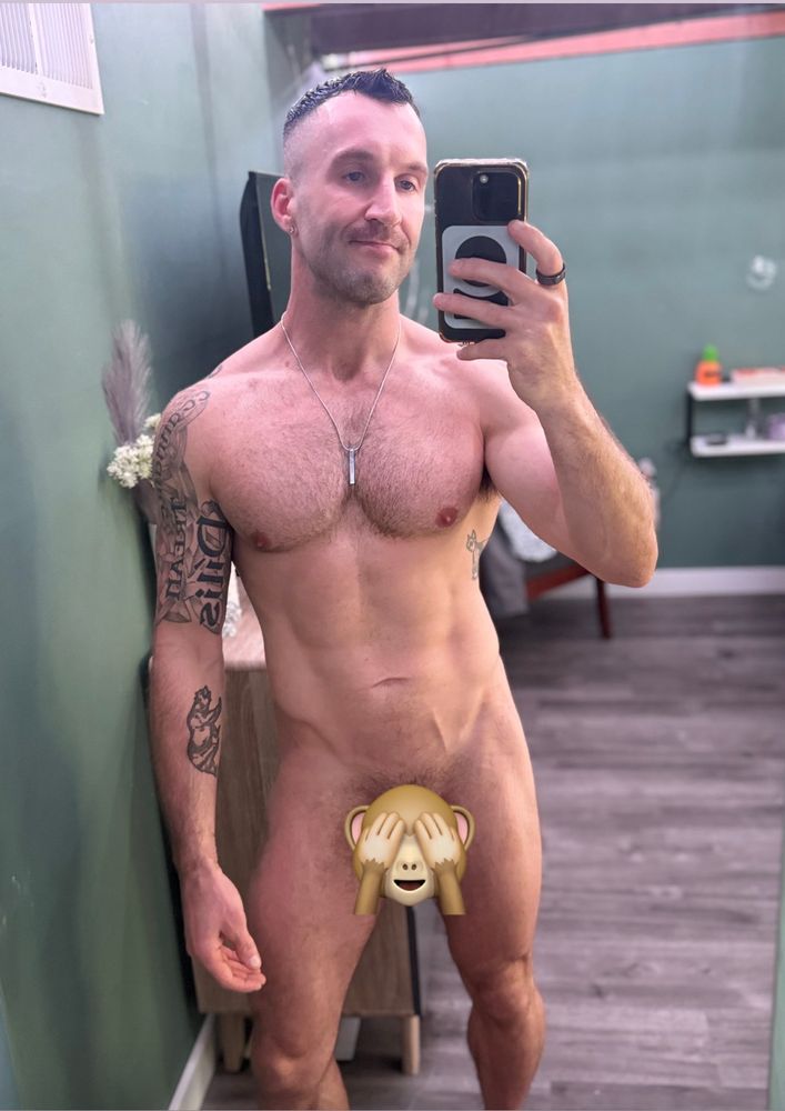 Naked cookie cutter gay guy taking a selfie but the 🙈 emoji is covering his bits and bobbles  